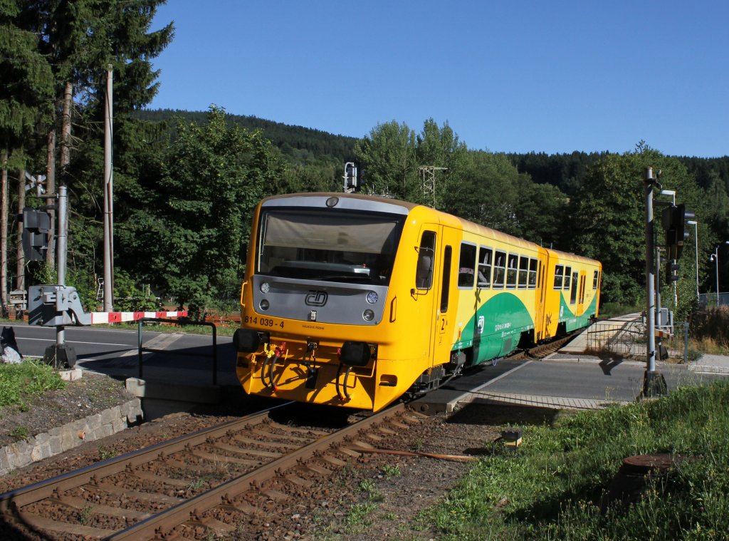 Der 814 039 als Os am 02.08.2013 unterwegs bei Bhmisch Eisenstein.