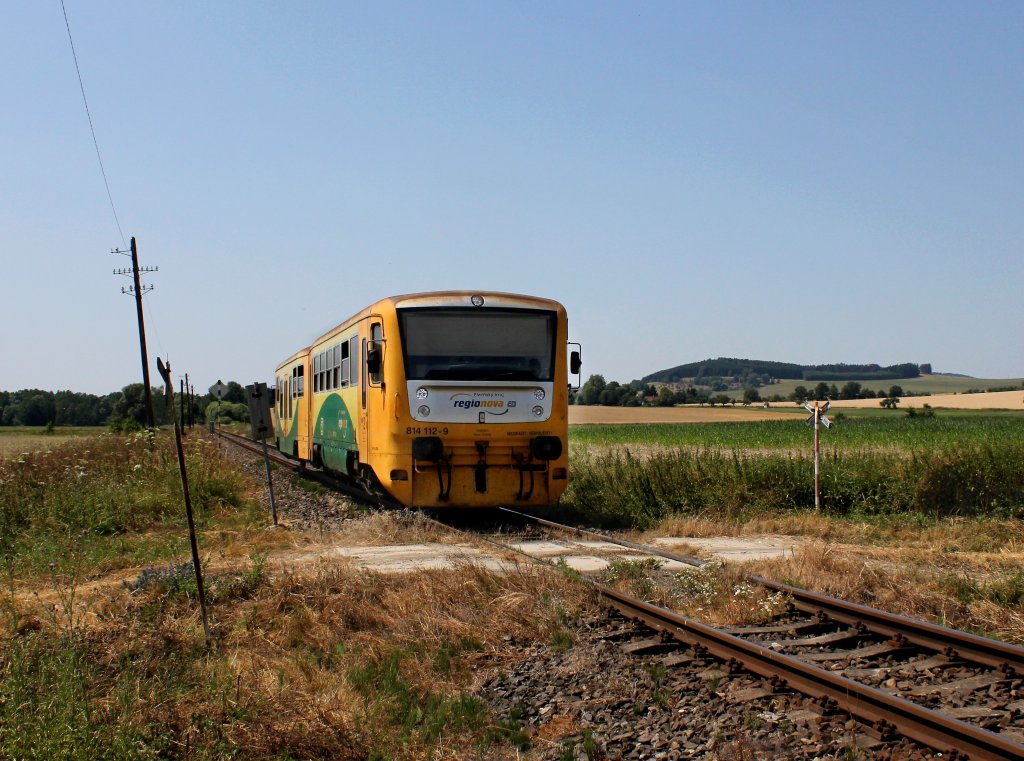 Der 814 112 als Os nach Klatovy am 27.07.2013 unterwegs bei Janovice.