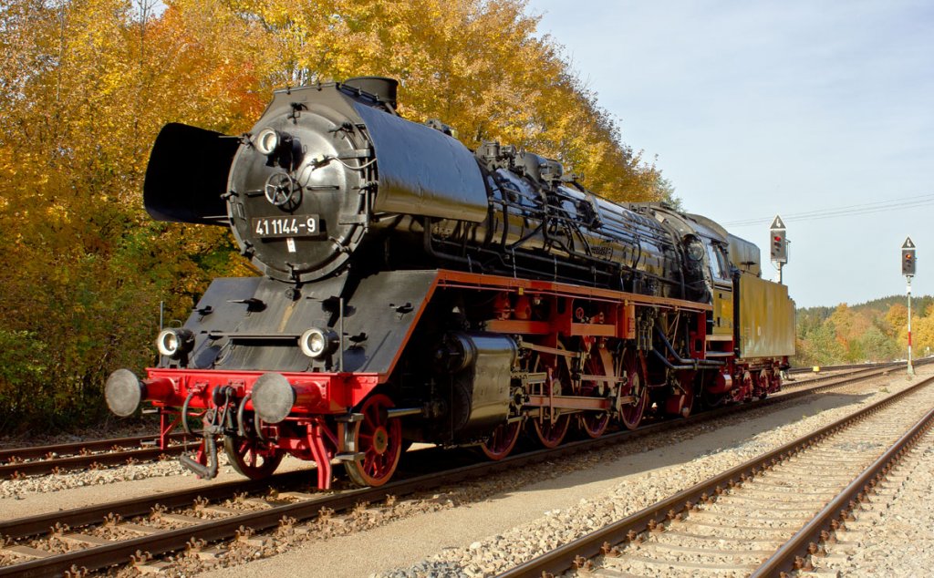 Der „Sormitztal-Express am 20.10.2012 Unterwegs im Pendel Verkehr zwischen Leutenberg Thringen und Blankenstein.
Hier macht die 411144 im Bahnhof Wurzbach Kopf, Zug Umfahrung .