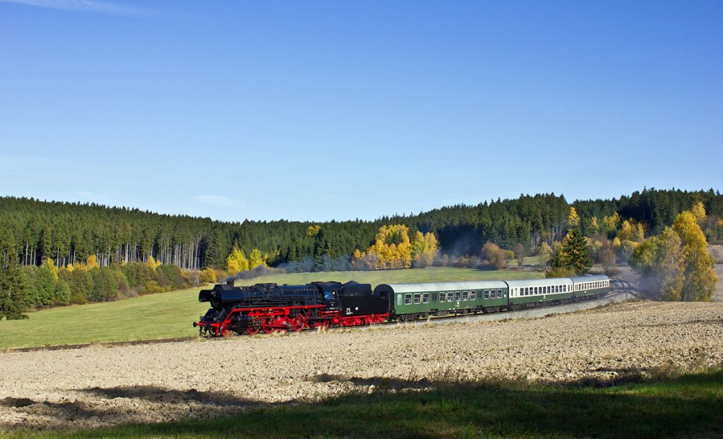 Der „Sormitztal-Express“ mit dem Traditionszug, bespannt mit der Dampflok 41 1144-9  fhrt Sie von Erfurt nach Blankenstein in die waldreiche Lage des Sormitztales.

Aufnahme 411144 bei Heinersdorf auf dem weg nach Wurzbach .
