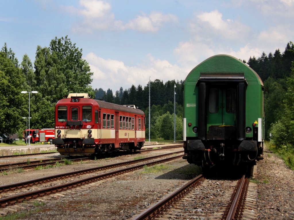 Der 842 013 am 04.06.2011 in Bhmisch Eisenstein. 