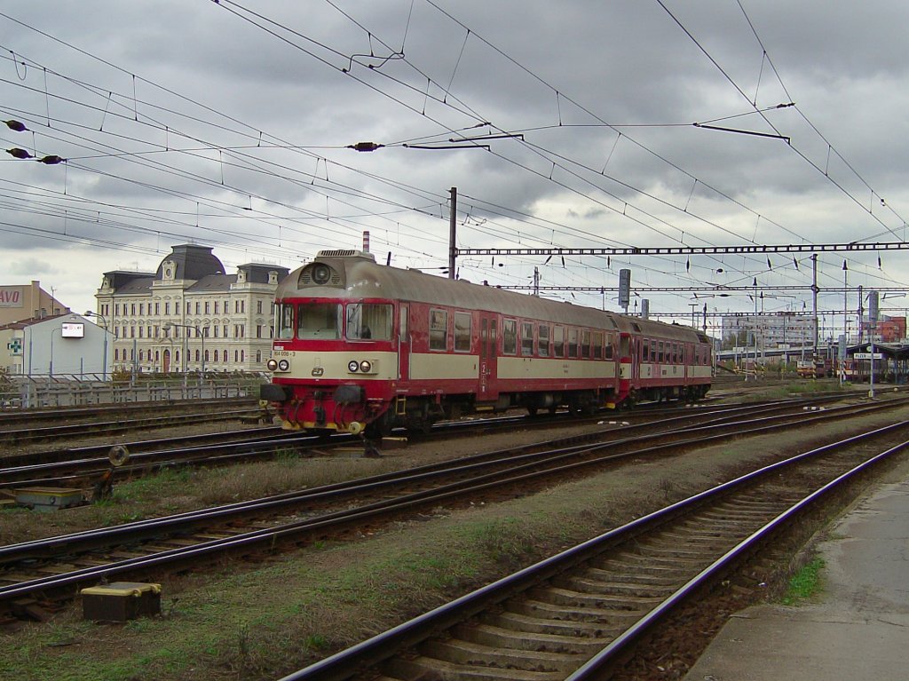 Der 854 006 am 03.10.2008 bei der Ausfahrt aus dem Pilsener Hbf. 