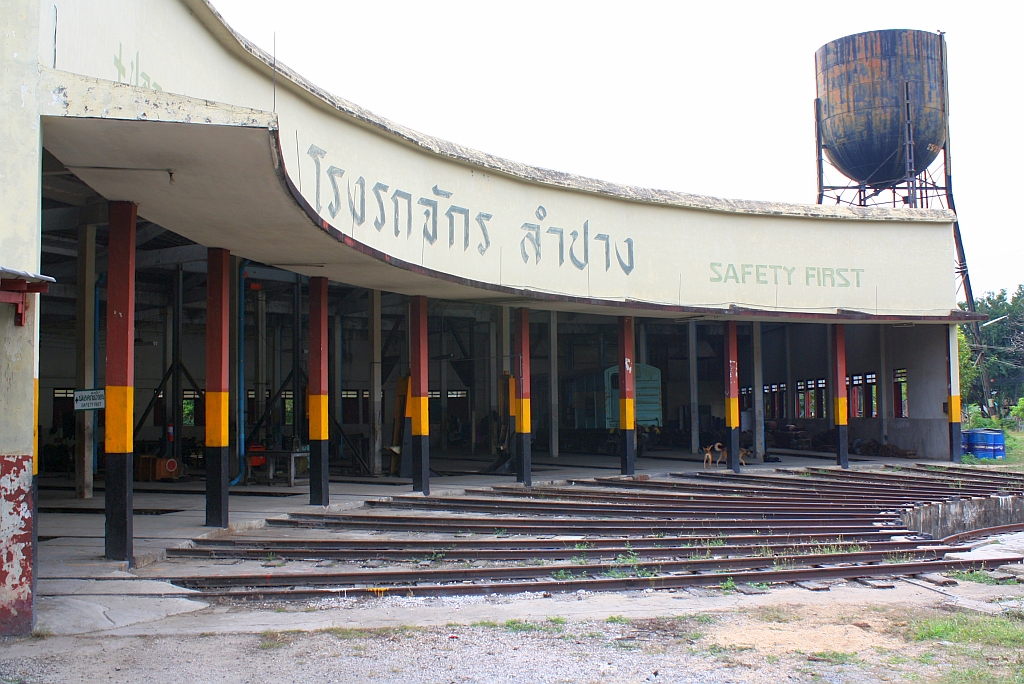 Der 9-stndige Ringlokschuppen des Depot Nakhon Lampang am 08.Jnner 2011.
