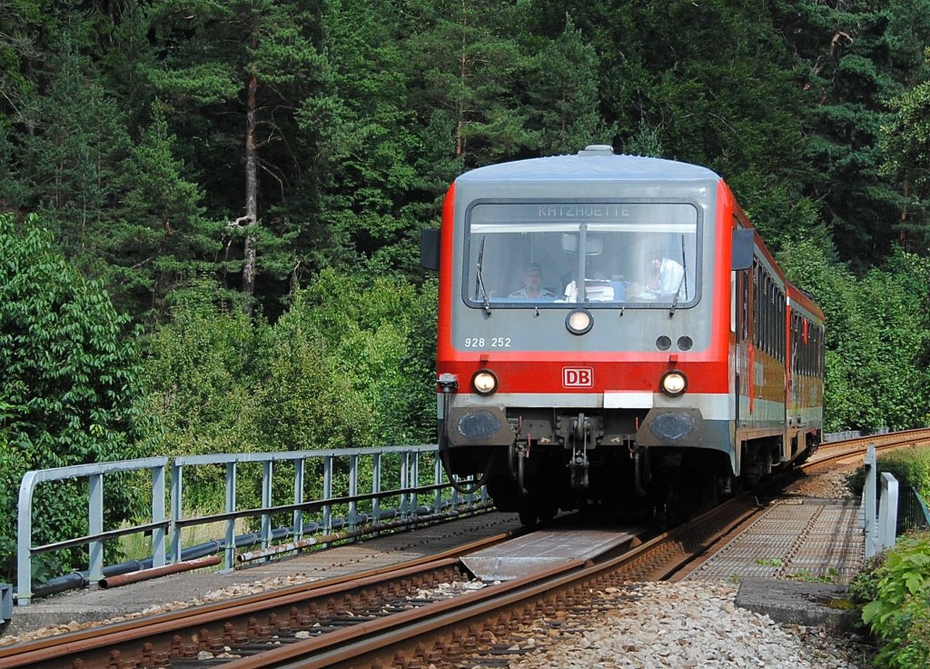 Der 928 252 wurde auf einer Brcke kurz vor Sitzendorf-Unterweibach abgelichtet. 14.08.2010.
