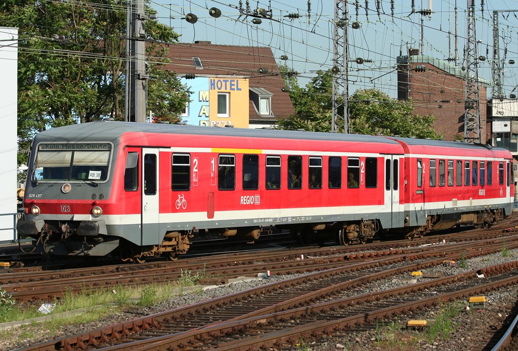 Der 928 497 / 628 497 fhrt als RB38 von Dsseldorf nach Kln Messe/Deutz in Kln am 05.06.2010