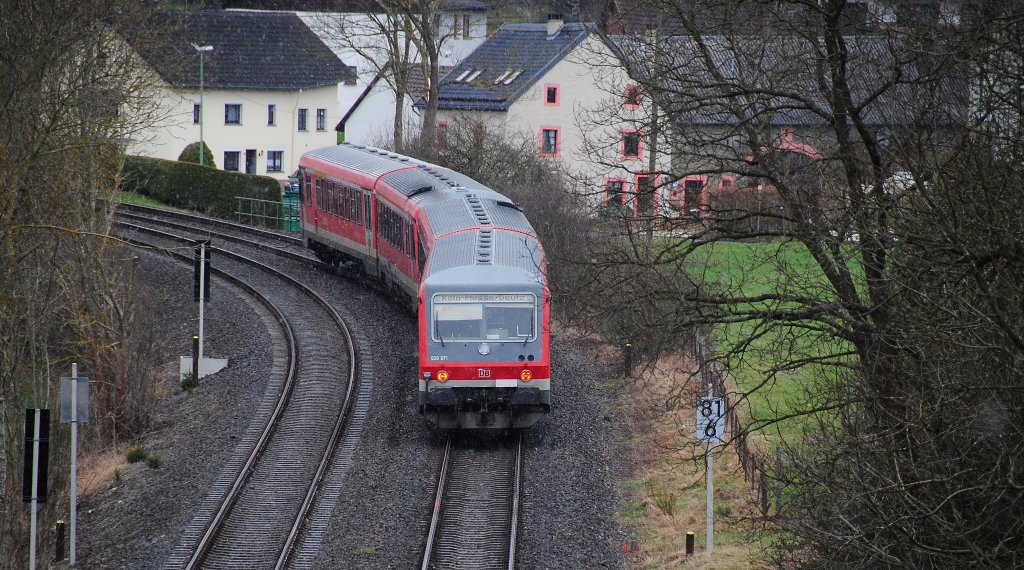 Der 928 671 hat soeben den Bahnhof Jnkerath verlassen und fuhr als RB nach Kln Messe/ Deutz.