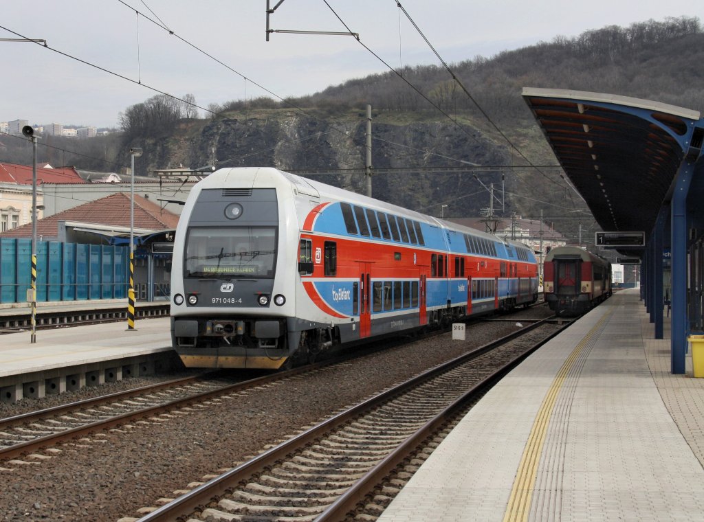 Der 971 048 am 04.04.2010 als U4 nach Roudnice nad Laben bei der Ausfahrt aus st nad Labem. 