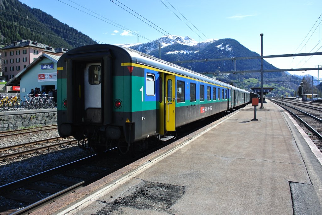 Der A EWII, 50 85 18-33 579-7, am Schluss des EC 15 beim Zwischenhalt in Airolo. Dieser EC, bestehend aus einer Re 484, 2 Apm61, 4 Bpm61 Refit, wurde an diesem Tag zustzlich mit 4 EWII (3B+1A) Wagen (bis Chiasso) verstrkt, 21.04.2012.