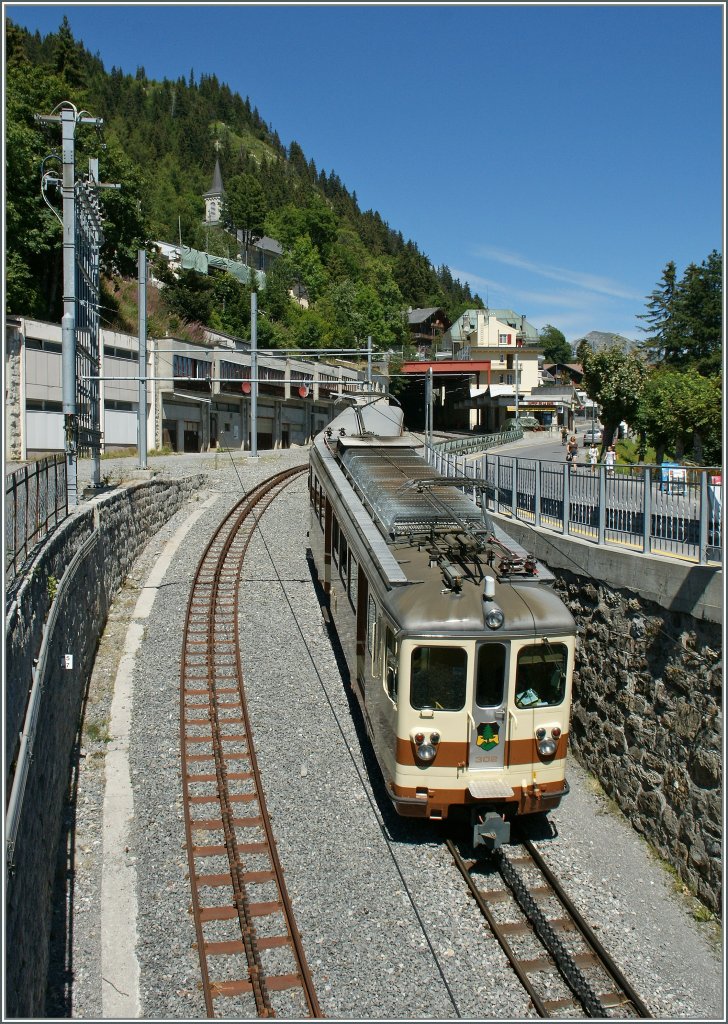 Der A-L BDeh 4/4 302 erreicht mit seinem Bt den Bahnhof Leysin-Feydey. 
11. August 2011