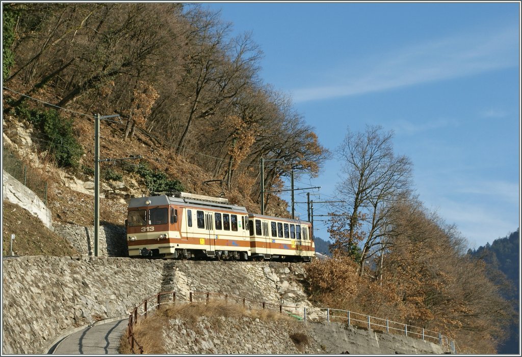 Der A-L BDeh 4/4 313 mit seinem Bt bremst sachte, Zahn um  Zahn die steile Strecke nach Aigle hinab.
04. Feb. 2011