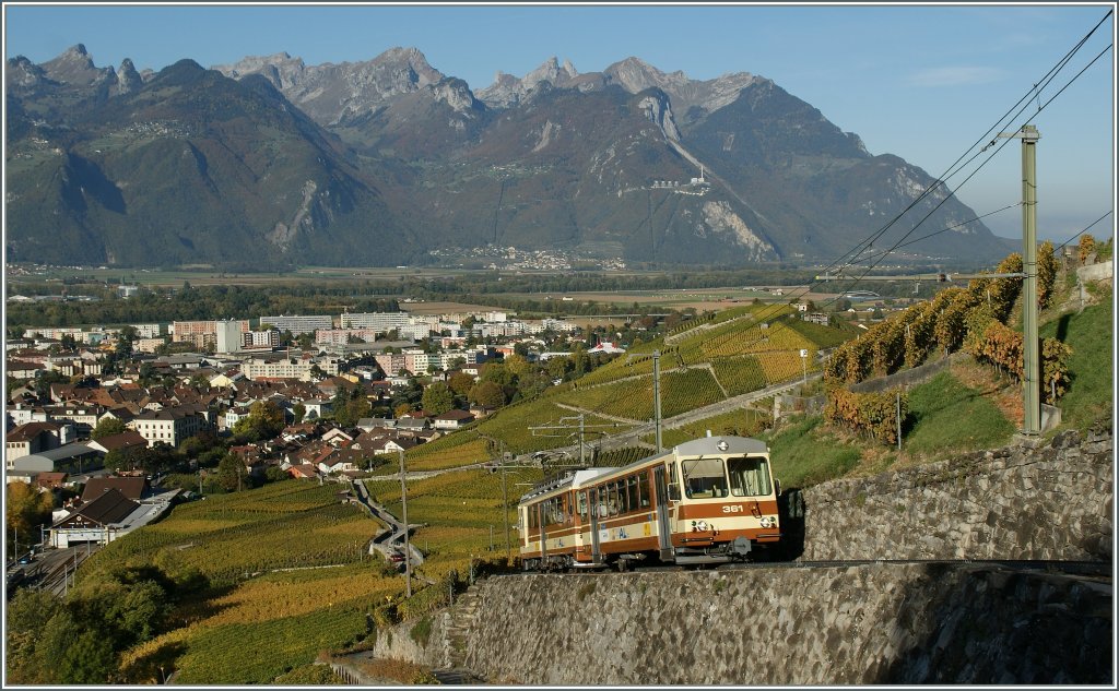 Der A-L Regionalzug 230 erklimmt die Zahnradsgtrecke Richtung Lesin, des Bild entstand  oberhalb Aigle und zeigt im Hintergrund die westlichen Walliser Alpen  18. Oktober 2011