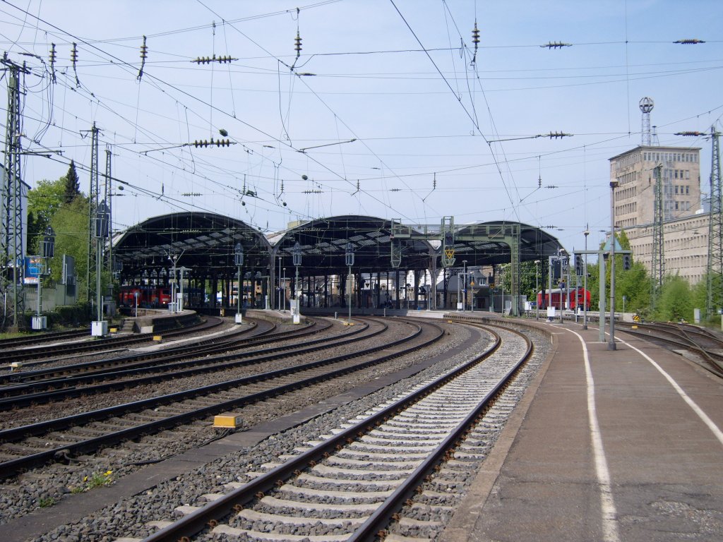 Der Aachener Hbf von Gleis 2/3 fotographiert.
Der Aachener Hbf hat 7 Bahnsteigsgleise und 2 Durchfahrtsgleise.
Im normalfall fahren auf Gleis 1: RB20 Euregiobahn (BR 643), auf Gleis 2: RE1 NRW-Express (BR 146 mit 5 Dostos), auf Gleis 3: RE4 Wupperexpress (BR 111 mit 5 Dostos), auf Gleis 4 und 5 fahren z.B. Gterzge durch, auf Gleis 6: RE9 Rhein-Sieg Express (BR 111 mit 5 Dostos), auf Gleis 7: RB20 Euregiobahn (BR 643), auf Gleis 8: RB33 (BR 425) und auf Gleis 9 Fernverkehr (Thalys, ICE) und die belgischen Triebzge 61-72. (Stand 10.09.2010)
Das Bild entschand am 03.04.2009.