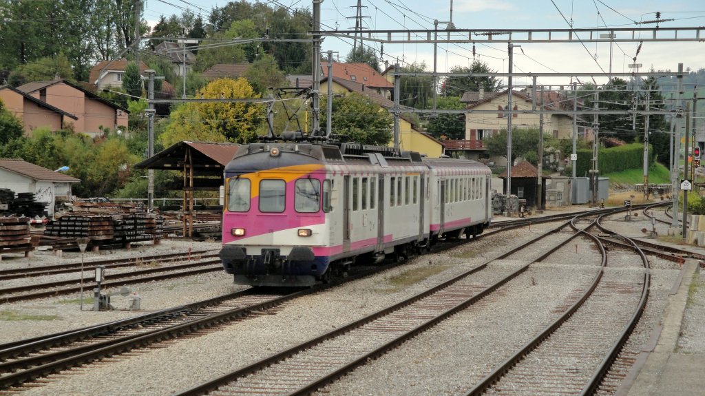 Der ABDe 537 176 erreicht am 04.10.10 Bulle. Der Ex-Nordostschweizer bringt Abwechslung ins tolle grne Freiburgerland.