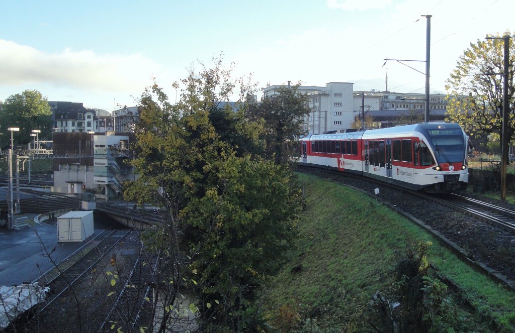 Der ABe 130 004-5  Stanserhorn  verlsst am 05.11.12, ber die mit Vierschienengleis ausgerstete zB-Strecke, den Bahnhof Luzern und passiert dabei das Bahnhofsgebiet, in dem sich die Drehscheibe befindet. In einer Woche sind solche Aufnahmen Geschichte fr immer.