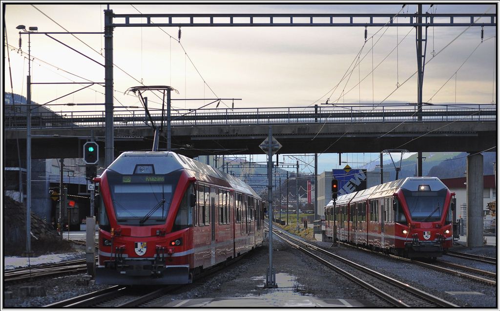 Der ABe 4/16 3103 ist als S1 1525 im Probebetrieb unterwegs in Felsberg. Nebenan steht ein weiterer vierteiliger Allegra in der Erprobungsphase. (31.01.2013)