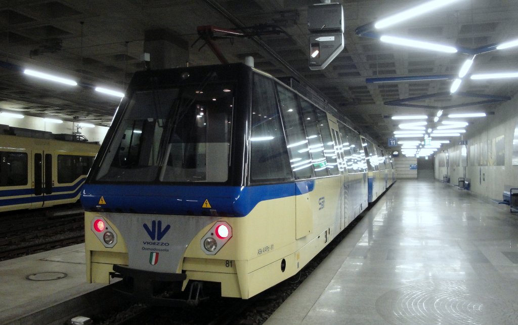 Der ABe 4/4 81 (zumindest so angeschrieben) traf am 29.11.12 soeben aus Domodossola ein und der aufgehngte Zwerg gibt bereits ein Lebenszeichen von sich...