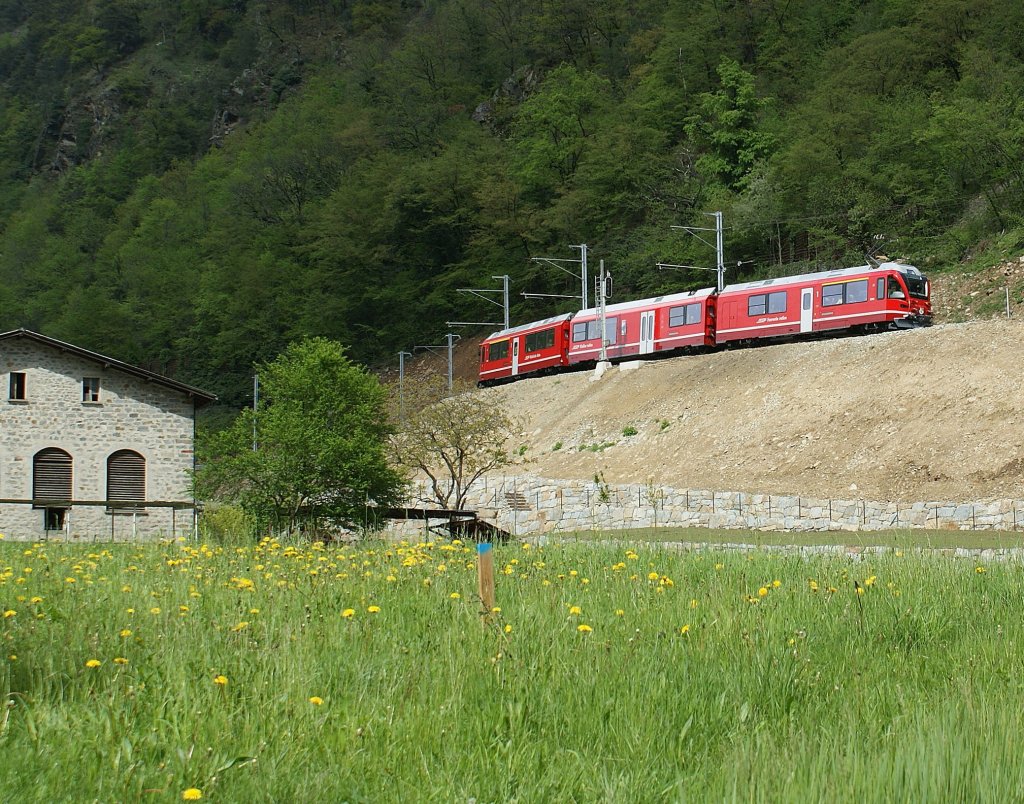 Der ABe 8/12 kurz vor Brusio auf dem erst letztes Jahr nach einem Felssturz neu erbauten Damm.
8. Mai 2010