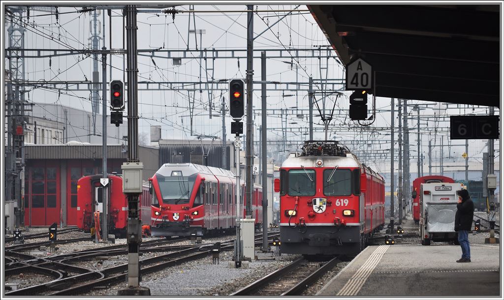 Der ABe 8/12 wird als RE1335 via Vereina nach St.Moritz fahren und Ge 4/4 II 619  Sanedan  als RE1229 via Vereina nach Scuol-Tarasp. Landquart (24.03.2013)