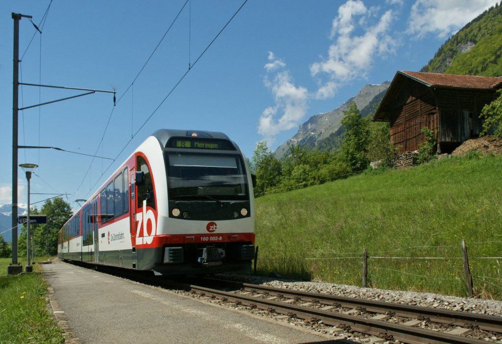Der ABeh 160 002-8 erreicht als Regionalzug nach Meiringen den Bedarfshalt Ebligen.
5. Juni 2013