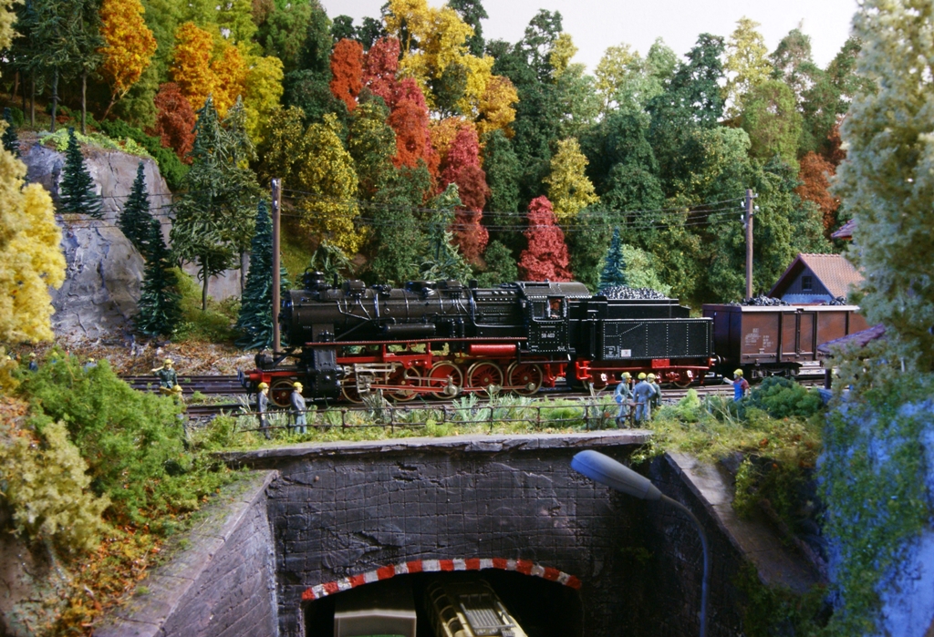 Der abendliche Nahgterzug mit der 58er fhrt aus dem Bahnhof aus, whrend am Rand der Bautrupp Feierabend macht, und zurck zum Stellwerk luft. Aufgenommen am 27. August 2009. 