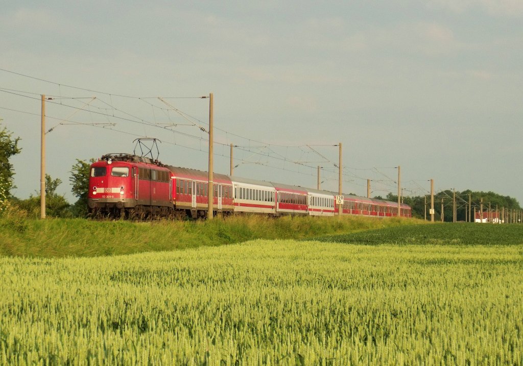 Der Abendliche Pbz aus Mnchen wurde heute von der 113 309 bespannt. Sehr zur meiner Freude und der meiner Mitfotografen Julian H. und Martin O. (Kfering, 14.06.2010)