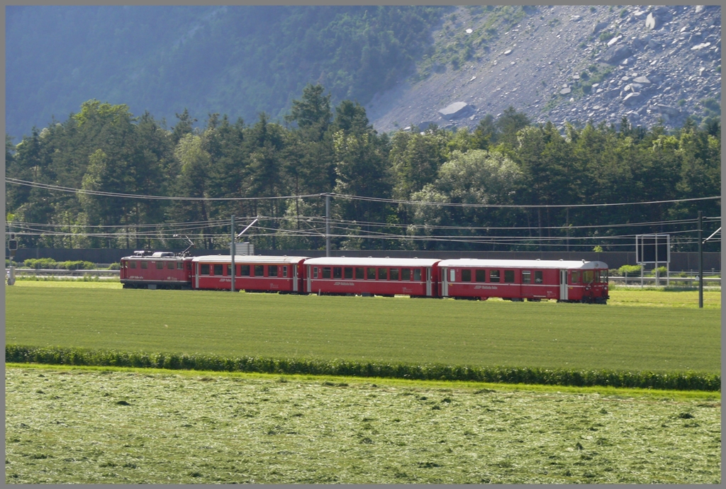 Der abendliche Pendlerzug RE1250 mit Ge 4/4 I 602  Bernina  nach Ilanz bei Felsberg. Dieser Zug fhrt ab Ems Werk ohne Halt nach Ilanz und als Leerzug nach Chur zurck. (23.06.2010)