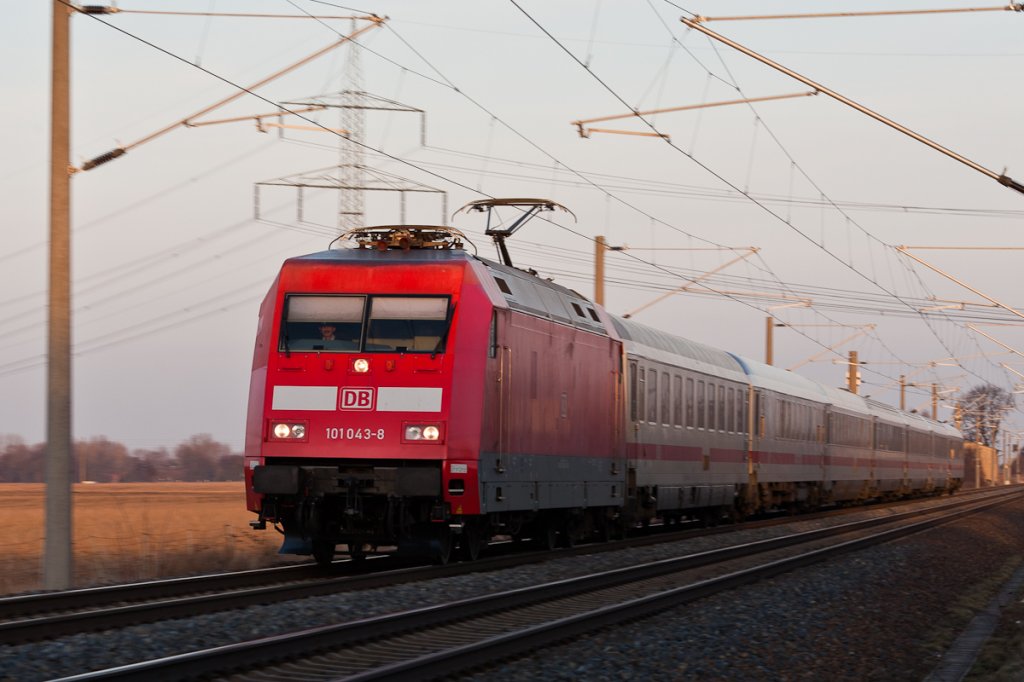 Der Abendsonne entgegen fhrt 101 043-8 mit IC 2032 am 22.12.2012 bei Bornitz in Richtung Leipzig.