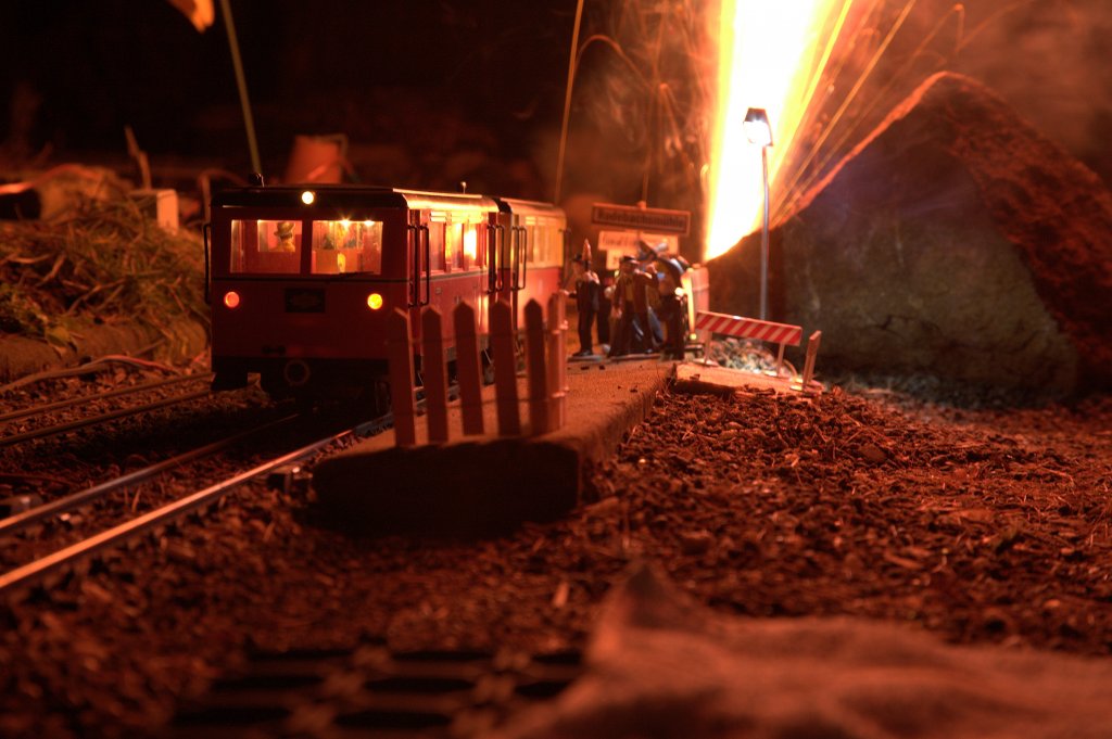 Der Abendzug ist gerade zum Halten gekommen, da wird das erste grere Feuerwek gezndet. Der Triebwagenfhrer ist nett und wartet  mit der Abfahrt etwas....
31.12.2012  18:18 Uhr