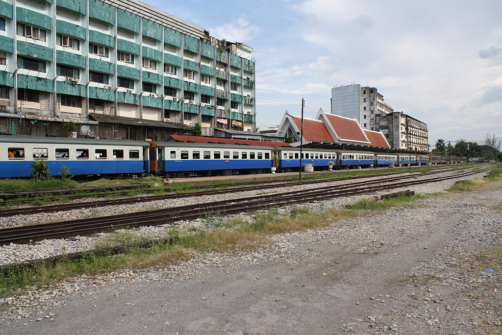 Der abfahrbereite EXP 86 nach Bangkok wartet am 26.Oktober 2010 im Bf. Nakhon Si Thammarat auf die Einfahrt des verspteten ORD 456.