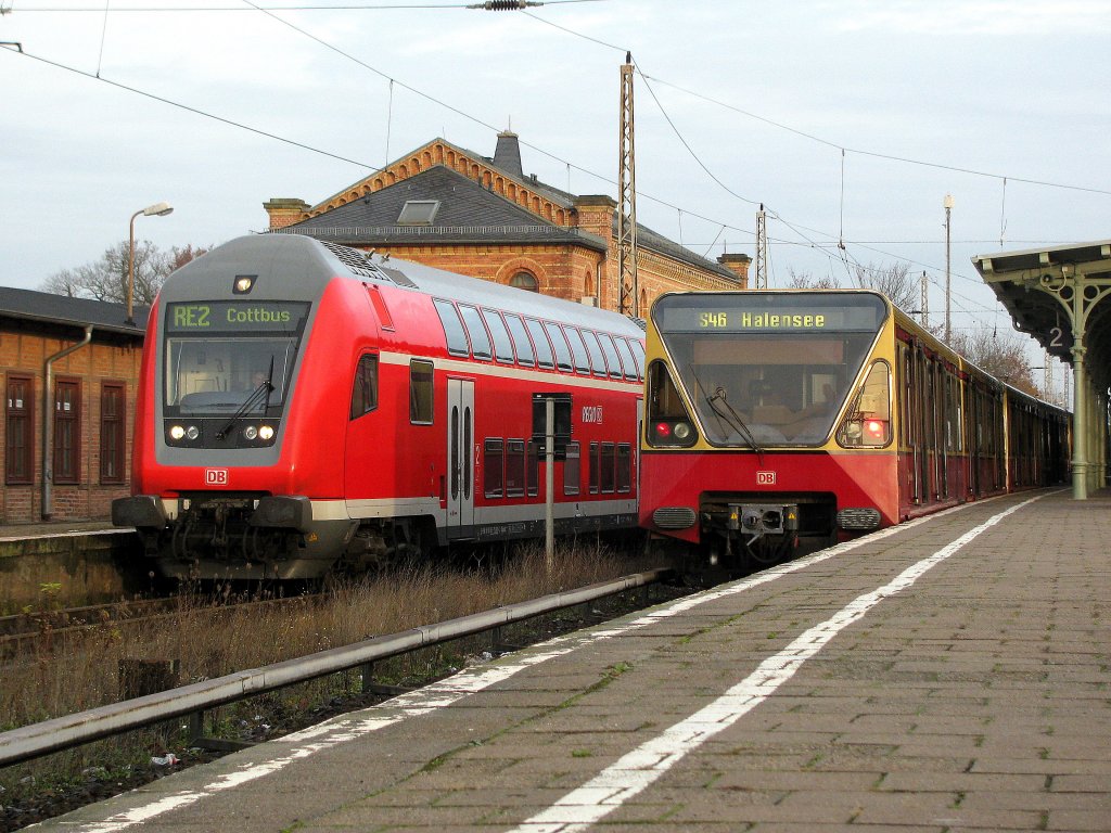 Der abfahrende RE 2 an Gleis 1 taucht aus dem Schatten der S 46 nach nach Halensee auf, diese sollte am 13.11. eigentlich schon nach Westend verlngert werden. (Knigs Wusterhausen)