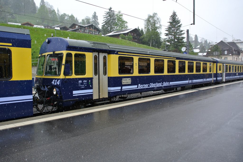 Der ABt 414 in der Mitte eines Regios in Grindelwald. Dieser Wagen gehrte frher der SZB, bzw. spter der RBS (Regionalverkehr Bern-Solothurn). Dort war er zuletzt noch in den Zusatzschnellzgen im Einsatz, 16.05.2012.