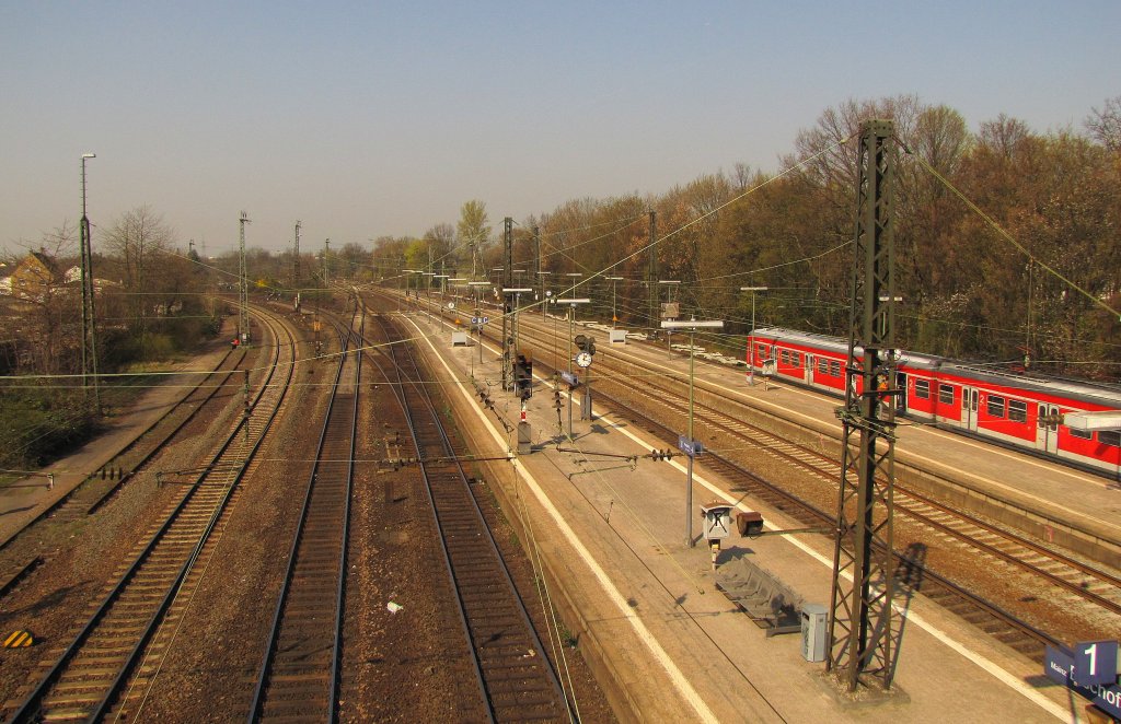 Der Abzweig in Mainz-Bischofsheim. Links geht es ber die Mainbrcke Richtung Wiesbaden, geradeaus geht es Richtung Mainz Hbf; 29.03.2011