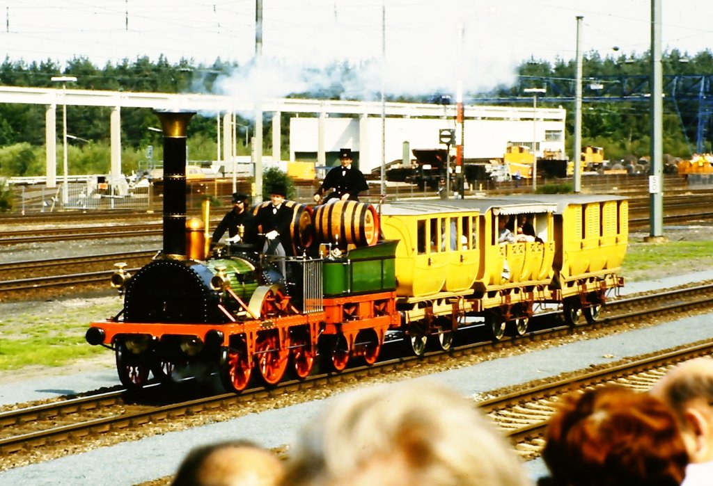 Der  Adler  mit den passenden Wagen auf der Fahrzeugparade  Vom Adler bis in die Gegenwart , die im September 1985 an mehreren Wochenenden in Nrnberg-Langwasser zum 150jhrigen Jubilum der Eisenbahn in Deutschland stattgefunden hat.