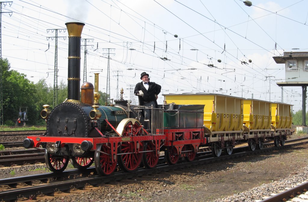 Der  Adler  mit seinem stilechten Personenzug am 21.5.2011 in Koblenz-Ltzel.