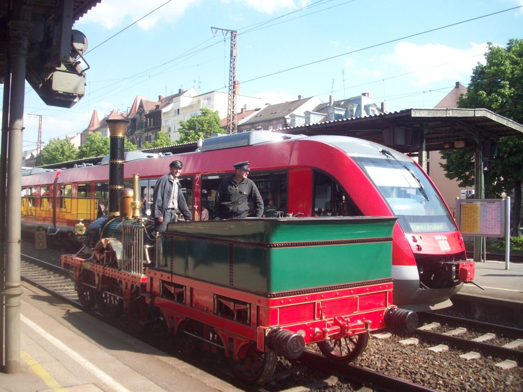 Der Adler wieder in Frth, in Hintergrund der Lint von Alstom nach Markt Erlbach. (24.05.2010)