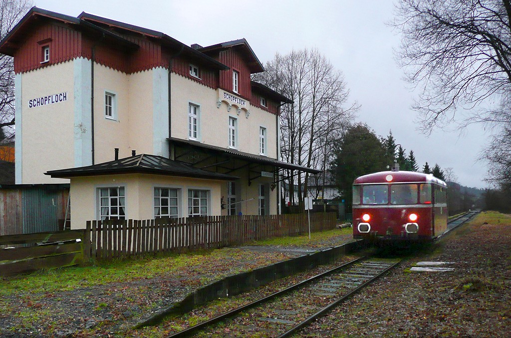 Der  Advents-Schienenbus  hlt am 6.12.08 bei der letzten Fahrt nach Dombhl in Schopfloch. Das Empfangsgebude wurde in den Jahren zuvor vom neuen Besitzer sehr schn restauriert. 