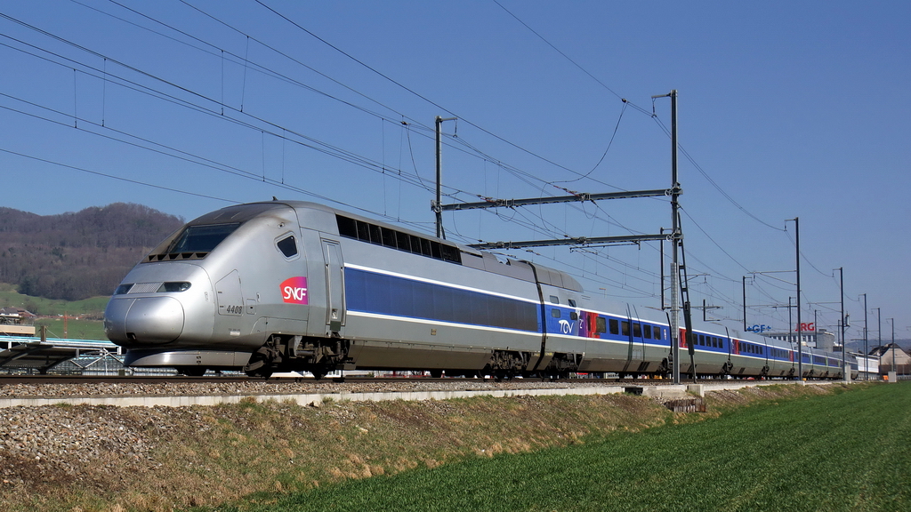 Der ltere TGV 4408 wirkt fast unmodern gegenber seinem Duplex-Bruder. Bei Sissach ist er unterwegs nach Basel am 21.3.2012.