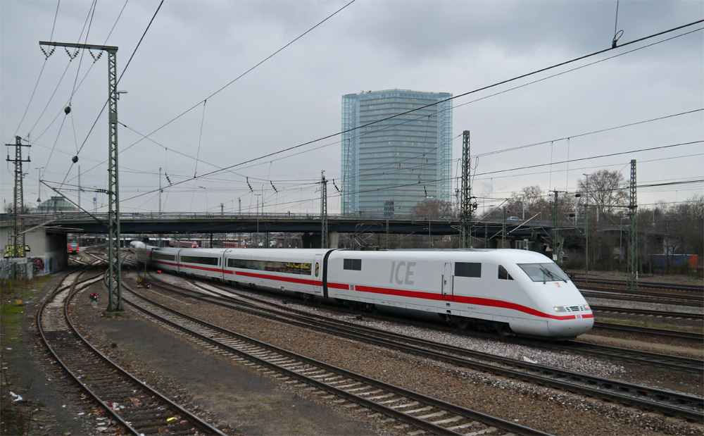 Der lteste Serien-ICE 401 001-3 in Mannheim. (20.02.2013)