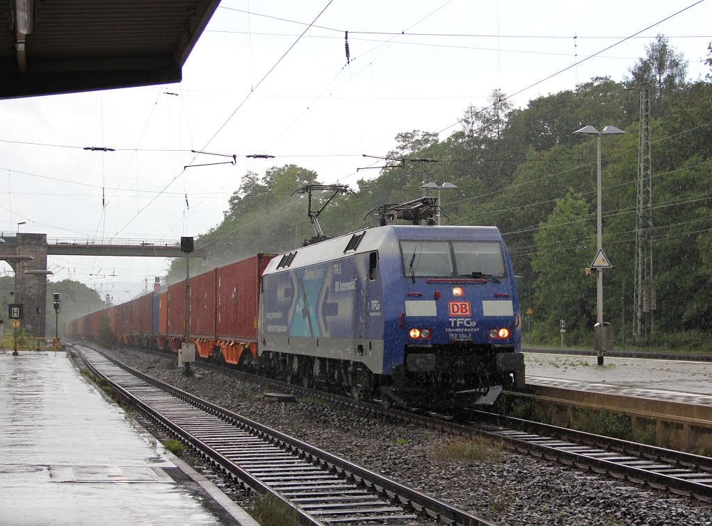Der Albatros fliegt auch bei Regen: 152 134-3 whrend eines Schauers in Eichenberg auf seiner Fahrt mit Containerzug nach Norden. Aufgenommen am 23.06.2011.