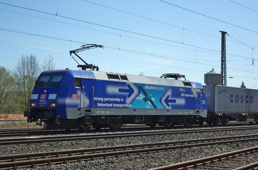 Der Albatros  fliegt  in Richtung Norden. 152 137-6 mit Containerzug am 17.04.2010 durch Eschwege West.