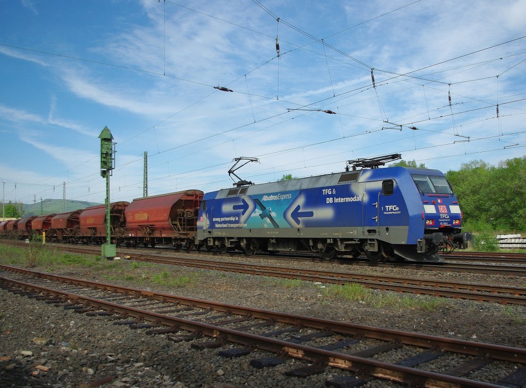 Der  AlbatrosExpress , 152 135-8, macht einen Aus flug  in Richtung Sden. Aufgenommen am 05.05.2010 in Eschwege West.