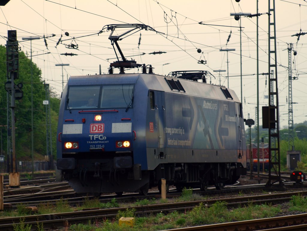Der Albertros-Express 152 135-0 rangiert am Abend des 10.05.2010 in Aachen West.
