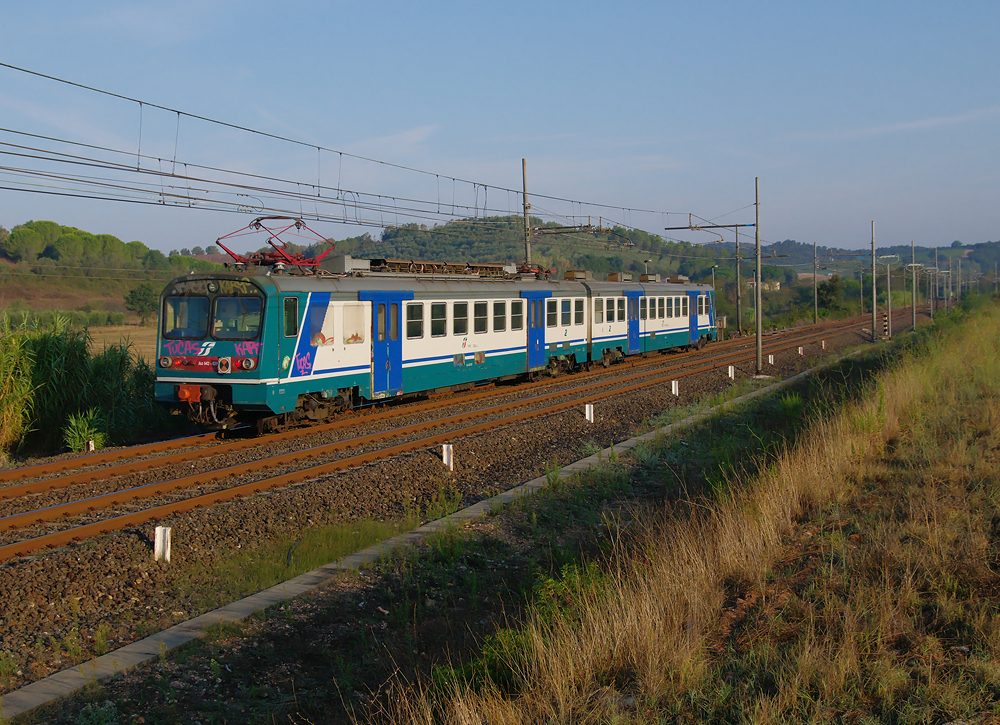 Der ALE 642-039 war am 10.09 als R 11878 von Grosseto nach Pisa Centrale unterwegs.
Aufgenommen kurz vor dem nchsten planmigen Halt im Bahnhof der ehmem. Bergbaustadt Gavorrano.

Schnes Wochenende!