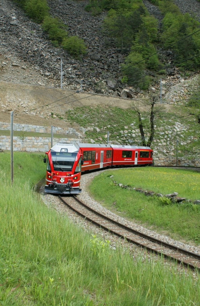 Der Alegra ABe 8/12 in der engen Kurve beim Kreisviadukt von Brusio am 8. Mai 2010