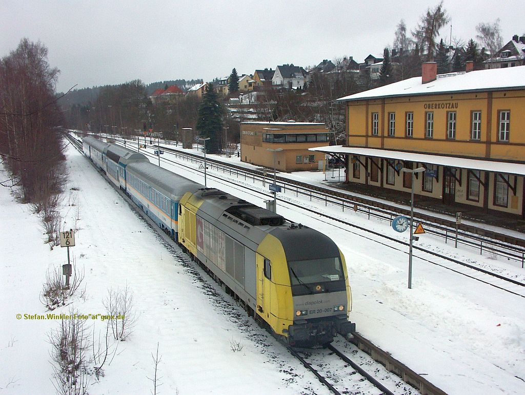 Der ALEX aus Hof auf dem Weg nach Sden passiert den ersten Bahnhof, Oberkotzau. Hier mit der Leihlok ER 20-007 am 24.01.2011. Bis in die 80er Jahre gab es fr den Nahverkehr zwischen Hof und Oberkotzau eine eigene Kursbuchtabelle! Klar, denn 3 Strecken fhren hier gemeinsam entlang und nutzen diesselben Gleise. Der dazwischen liegende Haltepunkt Hof Moschenodorf, direkt bei zwei Fabriken, wurde sinnigerweise aufgelassen....