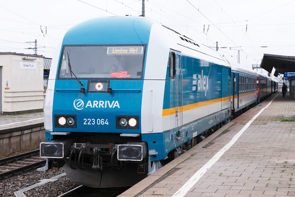 Der ALEX von M�nchen Hbf nach Lindau am Bodensee. 
Zwischenstop bei dieseigem Wetter in M�nchen-Pasing.