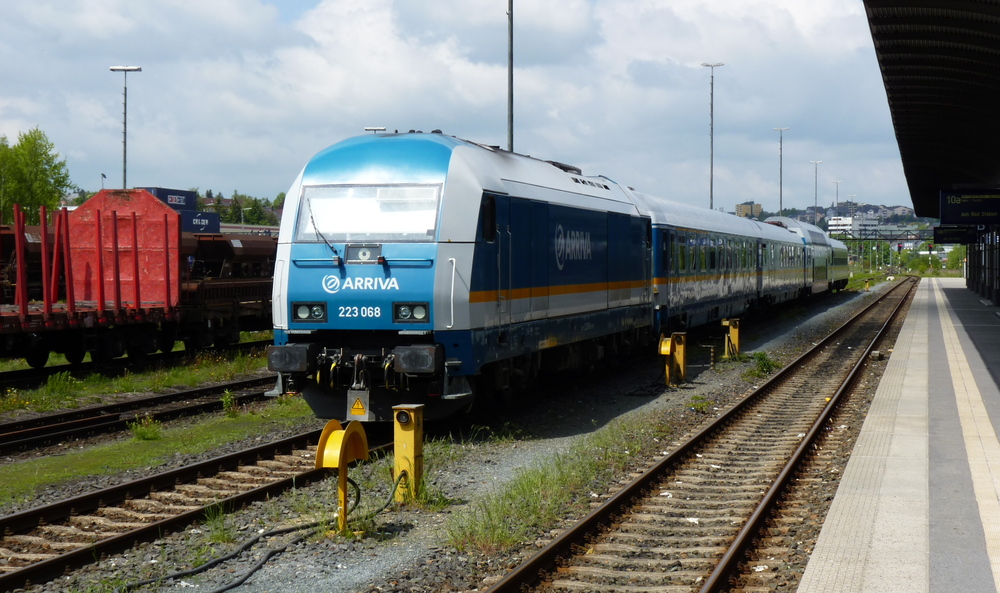 Der ALEX sonnt sich in Hof auf seinem Abstellgleis whrend unser 612er auf Gleis 8a zur Fahrt nach Wrzburg vorbereitet wird.

Wir wollen an diesem 23 Mai 2010 nur bis Neuenmarkt-Wirsberg mitfahren, denn wir wollen zum groen Jubilumsfest im DDM.