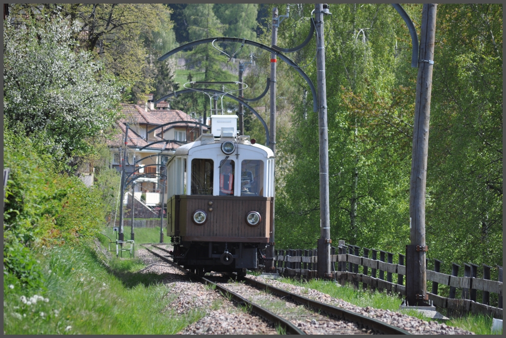 Der Alioth Triebwagen nhert sich der Station Oberbozen. (08.05.2012)