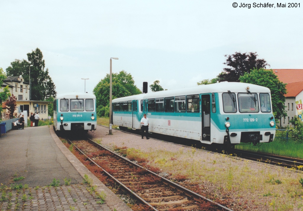 Der allein fahrende 771 041 nach Friedrichroda und 772 120 mit 972 720