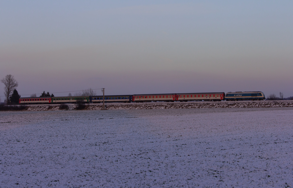 Der allerletzte ALEX (ALX 353) von Nrnberg nach Prag bei Schwandorf.Wegen Problemen an einem Wagen war der Zug stark versptet.Als das Licht schon fast weg und ich auf dem Weg zum Auto war,kam der Zug dann pltzlich angefahren.So konnte ich noch ein Bild bei grenzwertigen Einstellungen machen.Das Bild entstand am 8.12.12
